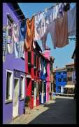 Panni stesi fra due case a Burano- immagine dal web